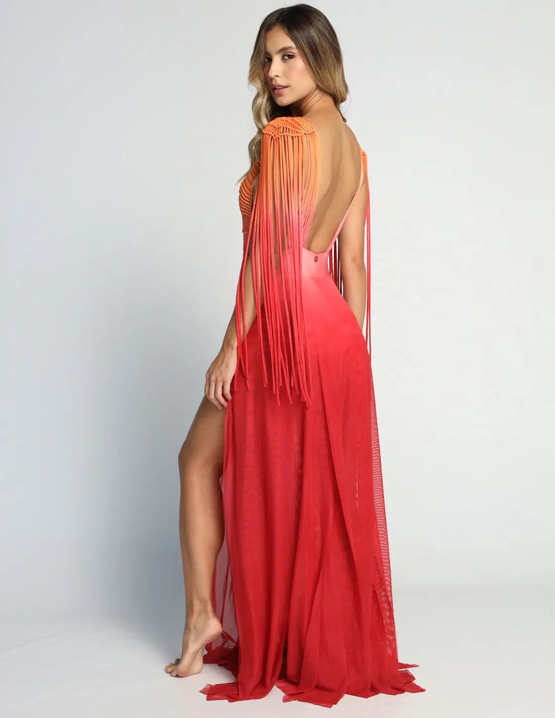 Vestido Umbra Salmon + Tomatoe. Vestido Con Macramé Y Teñido A Mano Color Salmon + Tomatoe. Entreaguas