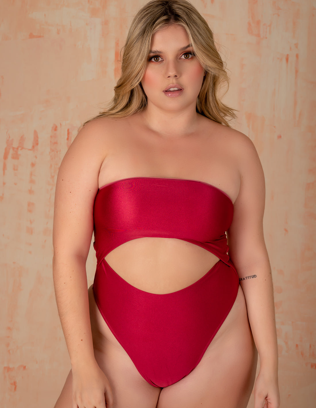 Entero Infinite Burgundy. Vestido De Baño Entero Con Macramé Y Teñido A Mano Color Burgundy. Entreaguas