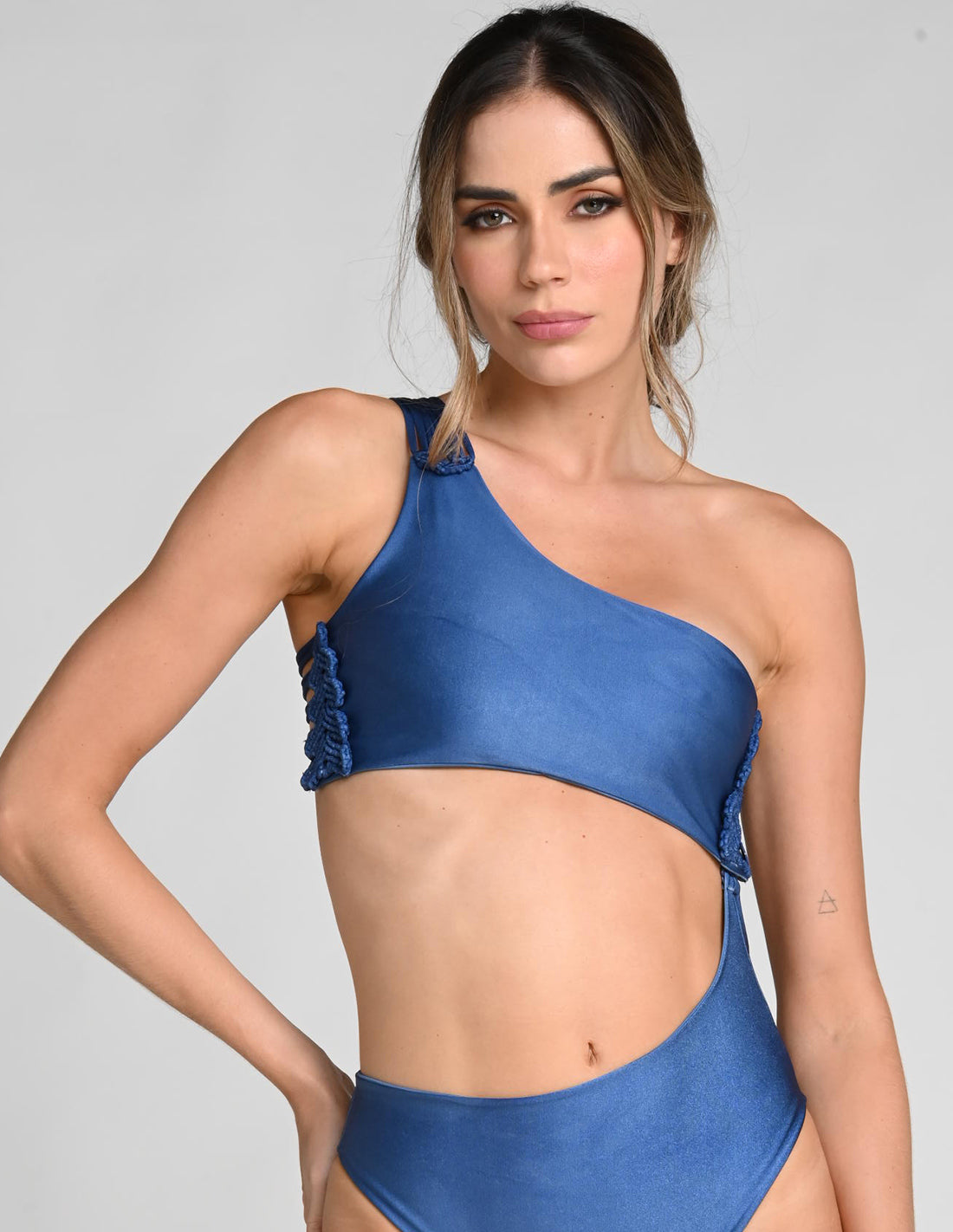 Top Galilea Blue Stone + Night Blue. Bikini Top Con Macramé Y Teñido A Mano Color Blue Stone + Night Blue