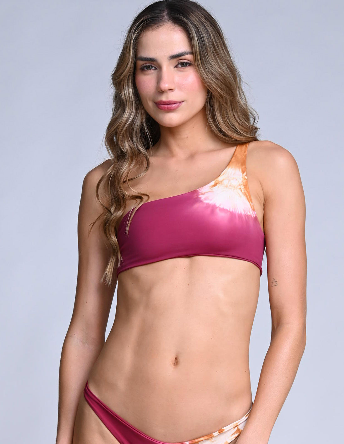 Top Nira Spotted Burgundy + Honey. Bikini Top Teñido A Mano Color Spotted Burgundy + Honey