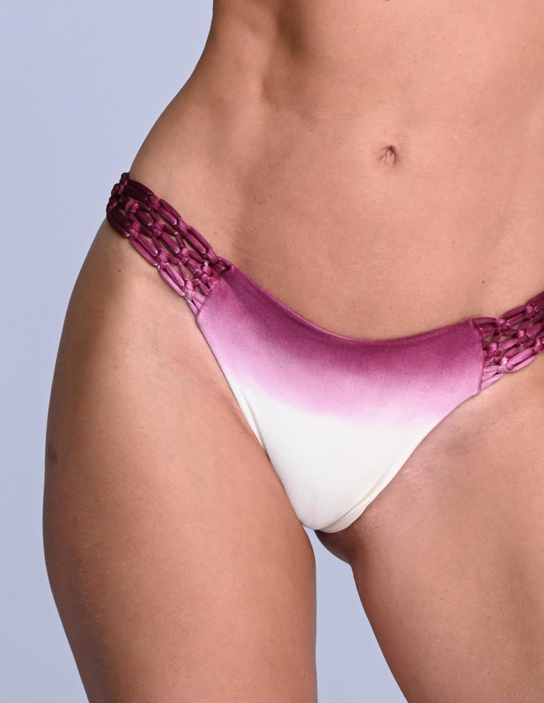 Panty Aur Faded Cabernet. Panty De Bikini Con Macramé Y Teñido A Mano Color Faded Cabernet