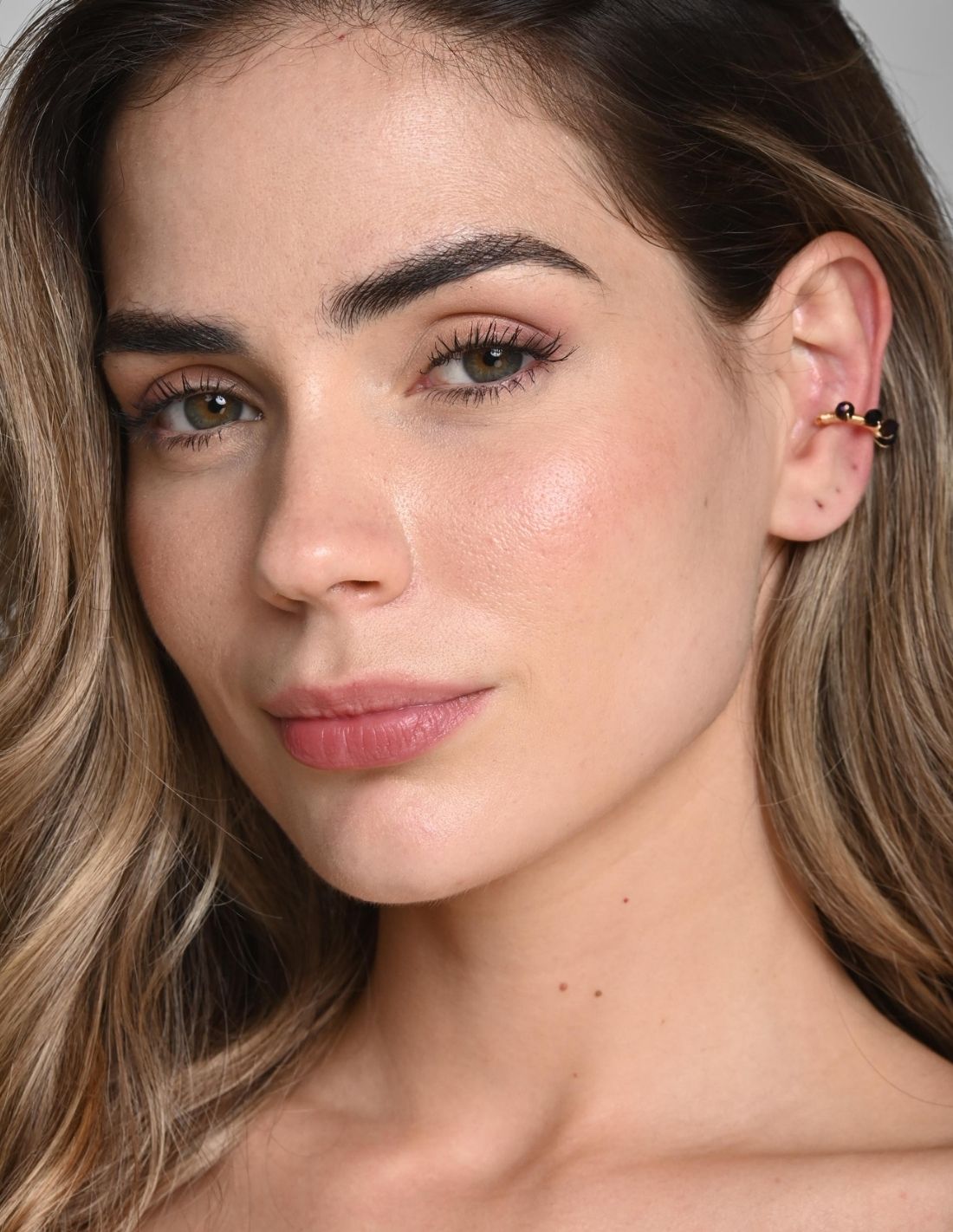 Ear Cuff Jazmin Purple + Black. Ear Cuff Color Purple + Black