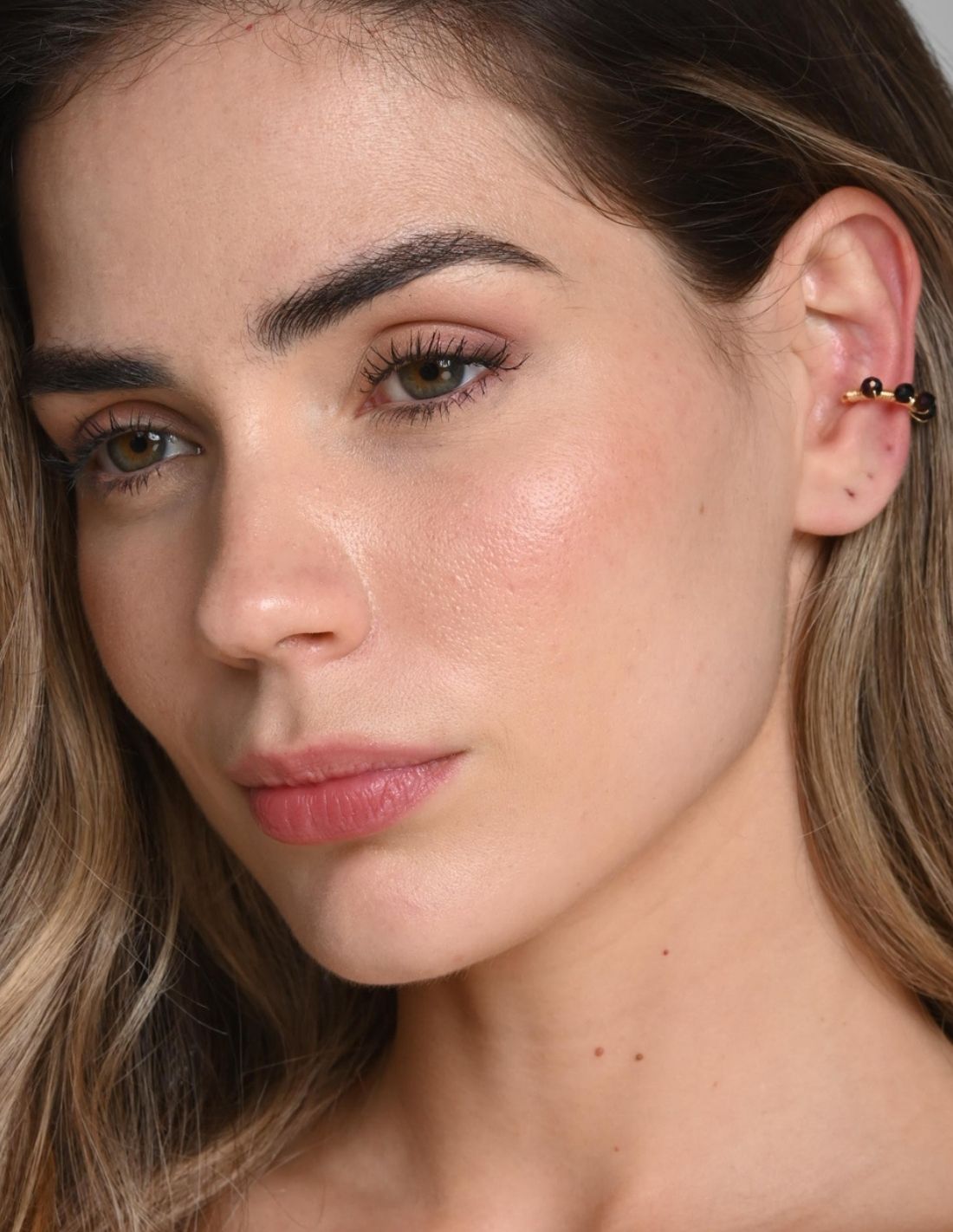 Ear Cuff Jazmin Purple + Black. Ear Cuff Color Purple + Black