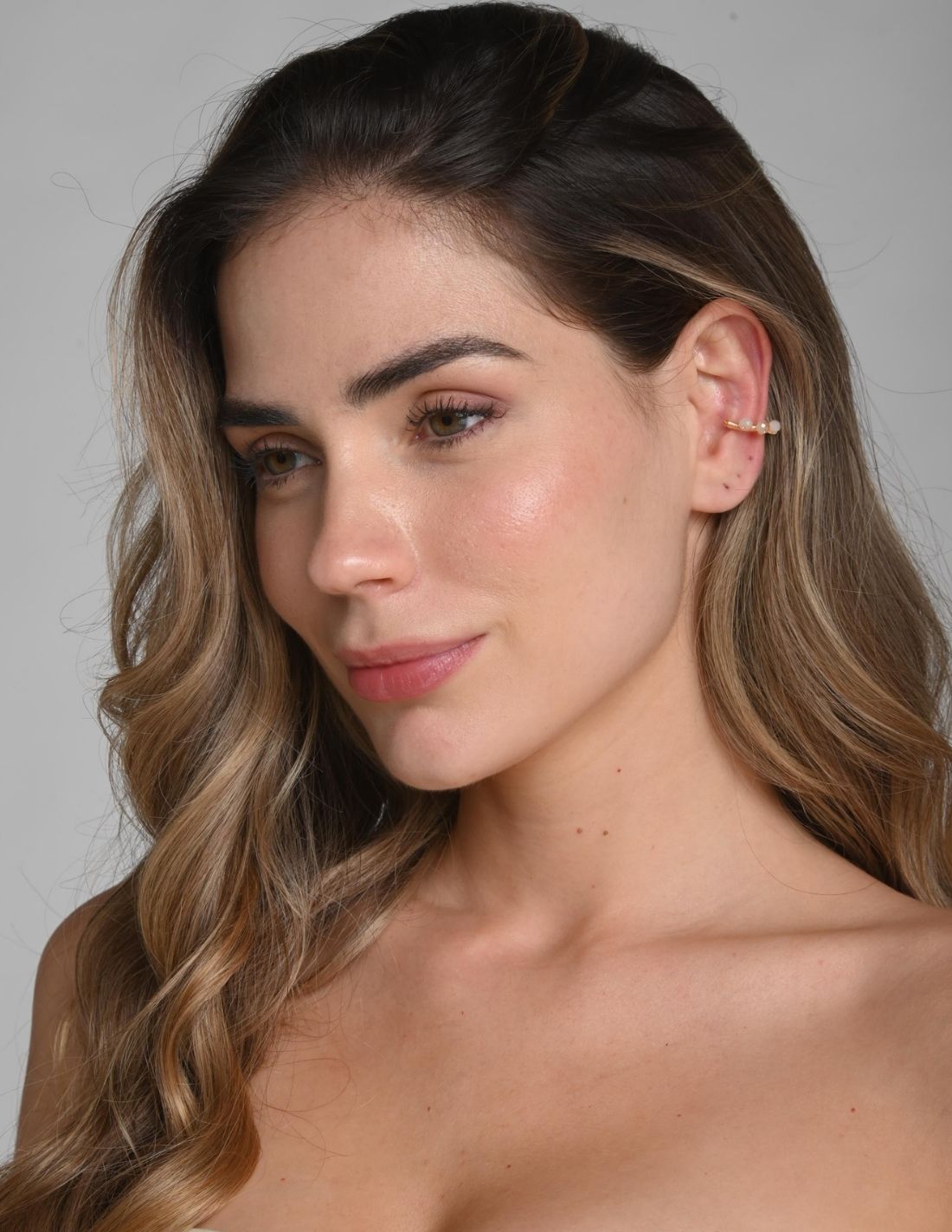 Ear Cuff Jazmin Beige. Ear Cuff Color Beige