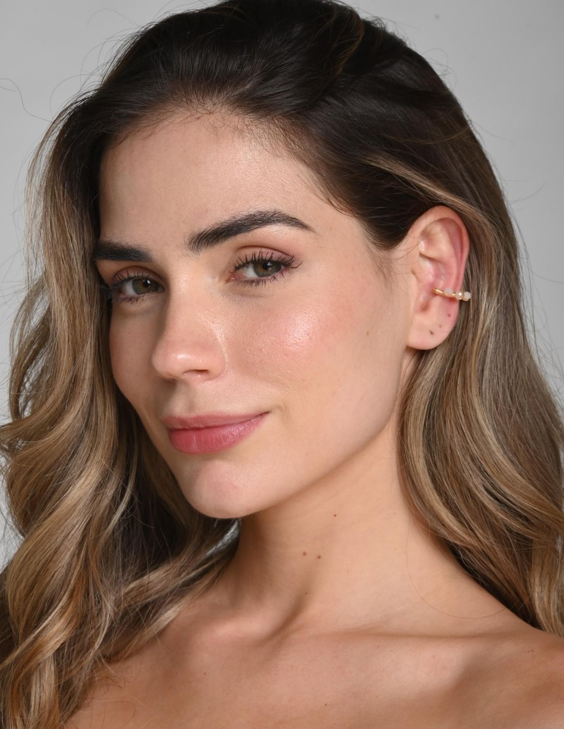 Ear Cuff Jazmin Beige. Ear Cuff Color Beige