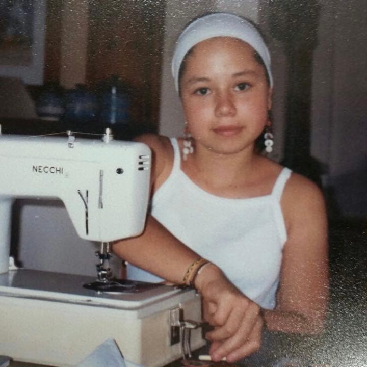Pequeña Nati Botero en su máquina de coser.