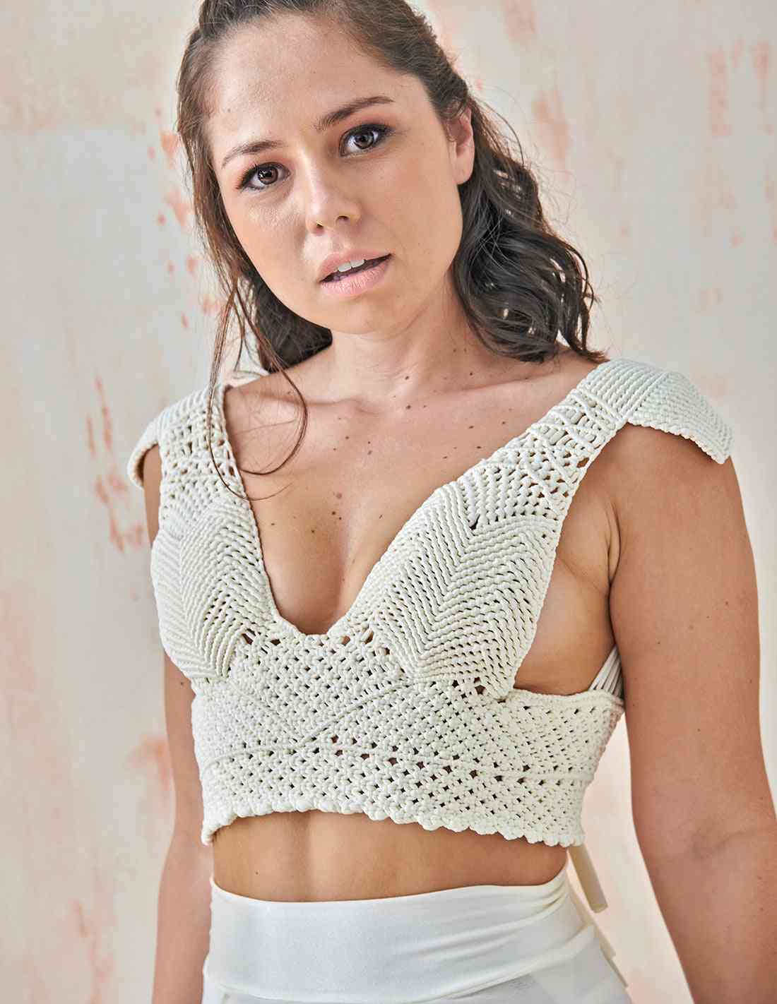 Croptop Aperto Marfil. Croptop Con Macramé Color Marfil. Entreaguas
