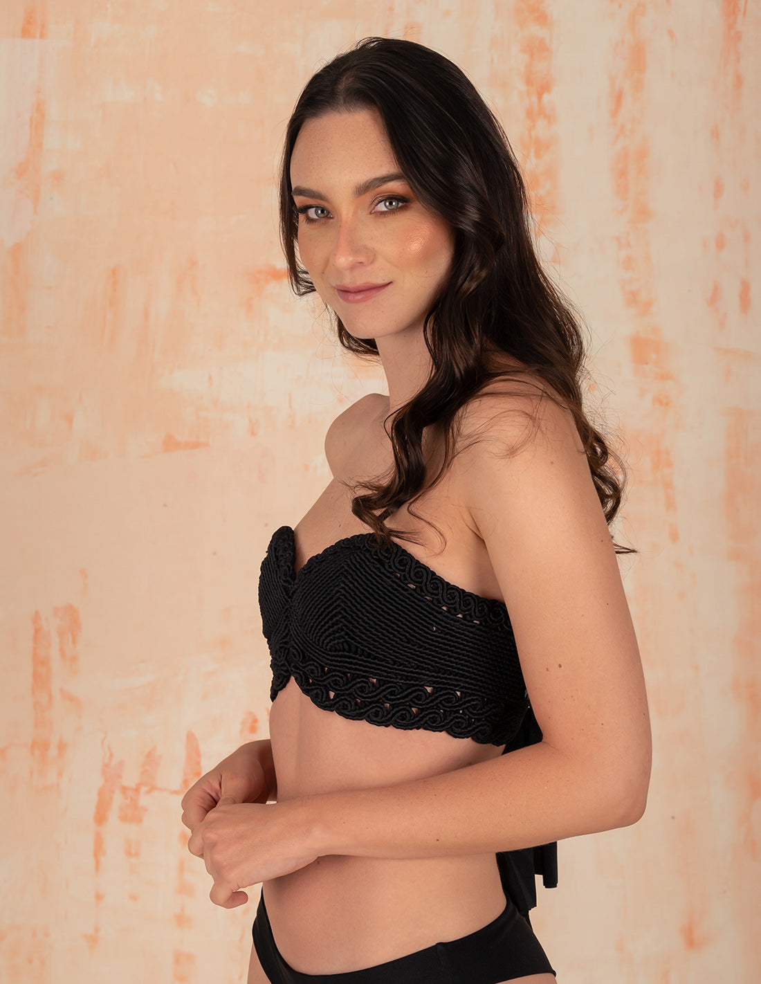 Crop Top Lovar Negro. Crop Top Con Macramé Color Negro. Entreaguas