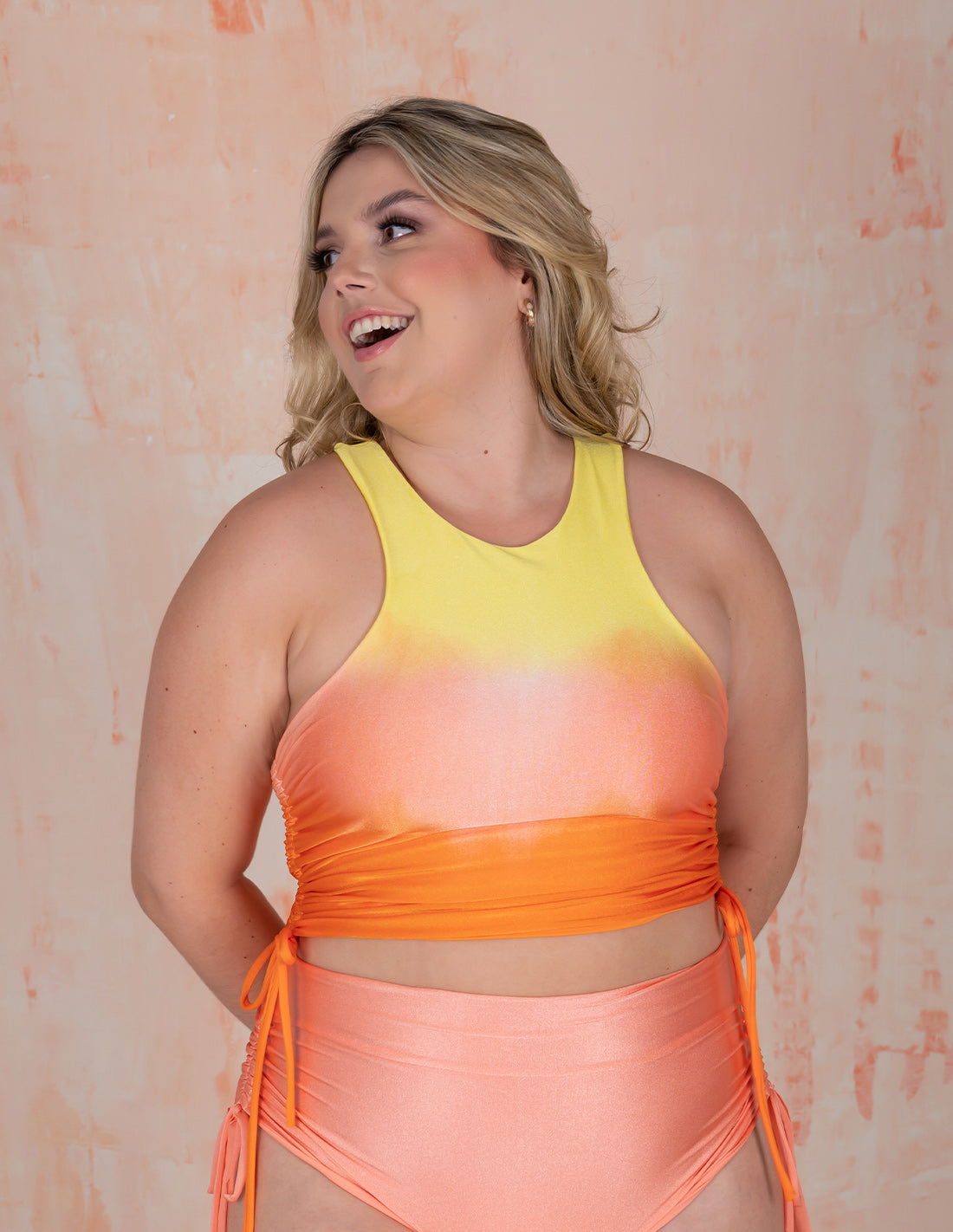 Crop Top Island Yellow + Salmon + Orange. Crop Top Teñido A Mano Color Yellow + Salmon + Orange. Entreaguas