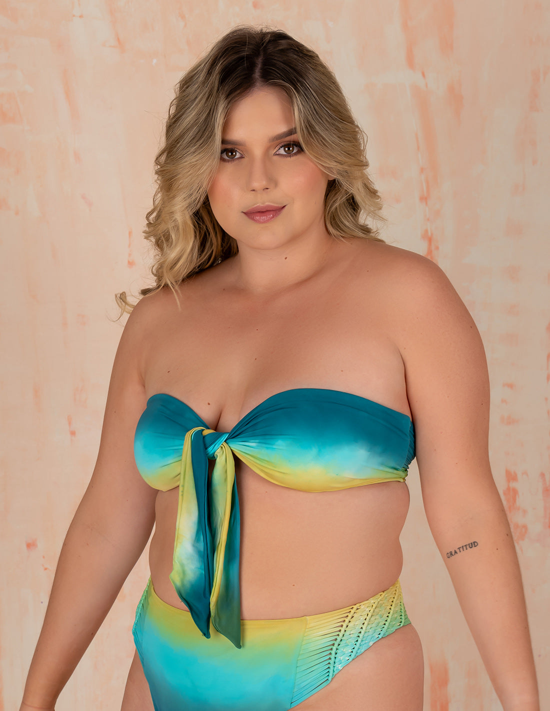 Top Iris Lima + Turquoise + Green Algea. Bikini Top Con Macramé Y Teñido A Mano Color Lima + Turquoise + Green Algea. Entreaguas