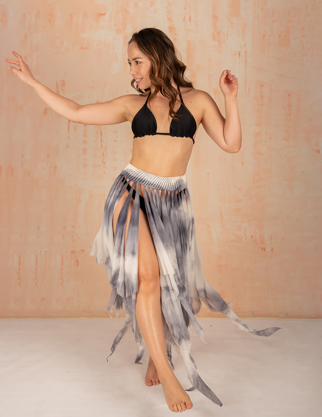 Falda Remnant Gris Claro Manchado. Falda Con Macramé Y Teñido A Mano Color Gris Claro Manchado. Entreaguas