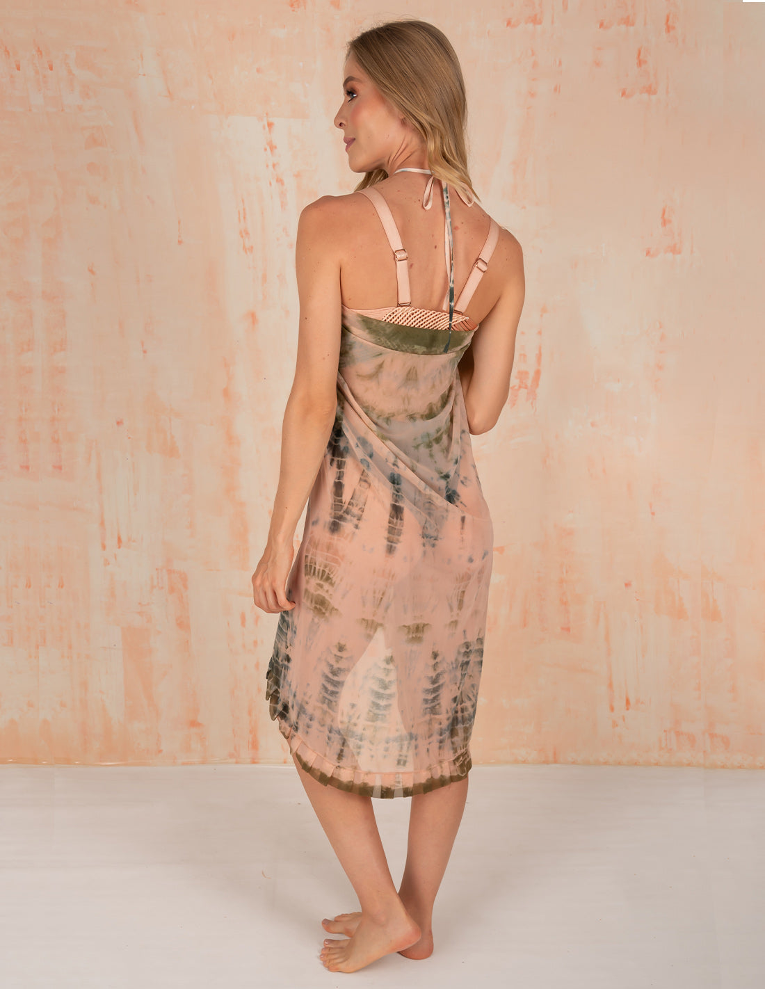 Pareo Calm Salmon + Pistacho + Dark Green. Pareo De Playa Teñido A Mano Color Salmon + Pistacho + Dark Green. Entreaguas