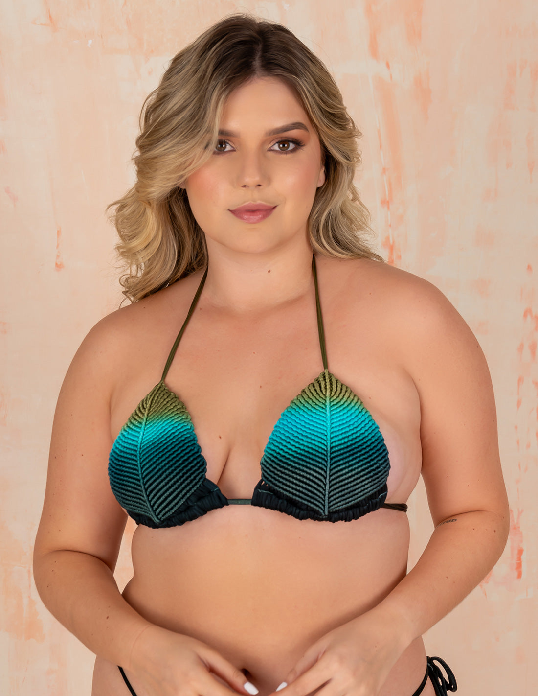 Top Shells Pistacho + Turquoise Green Algeaa. Bikini Top Con Macramé Y Teñido A Mano Color Pistacho + Turquoise Green Algeaa. Entreaguas