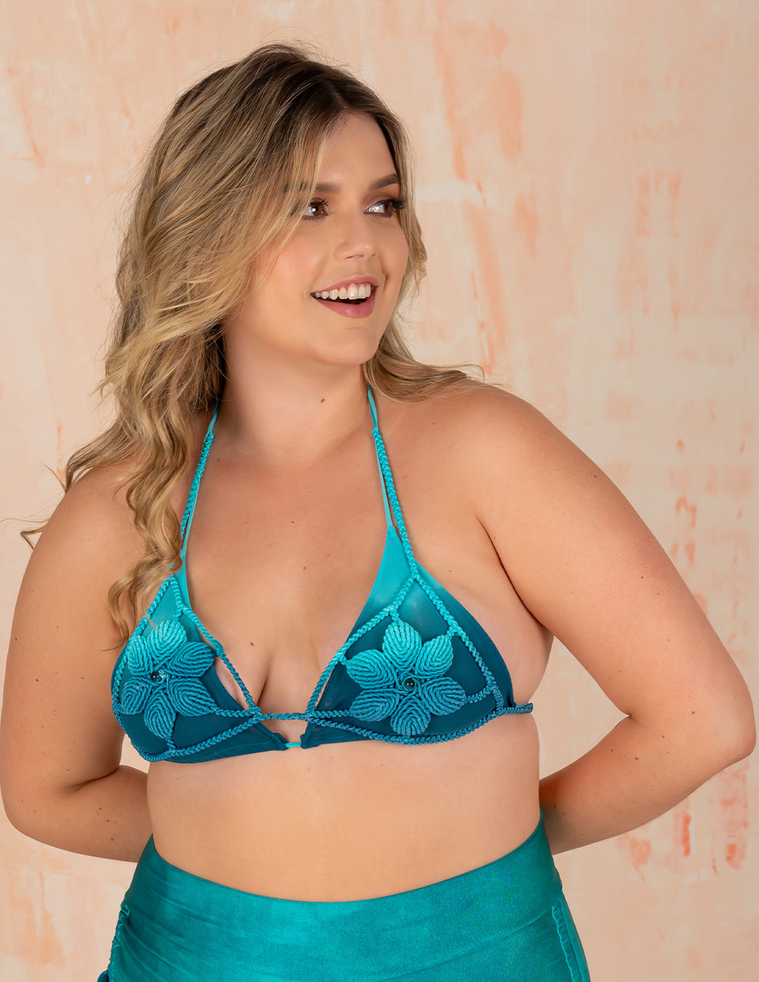 Top Love Me Love Me Knot Turquoise + Green Algea. Bikini Top Con Macramé Y Teñido A Mano Color Turquoise + Green Algea. Entreaguas