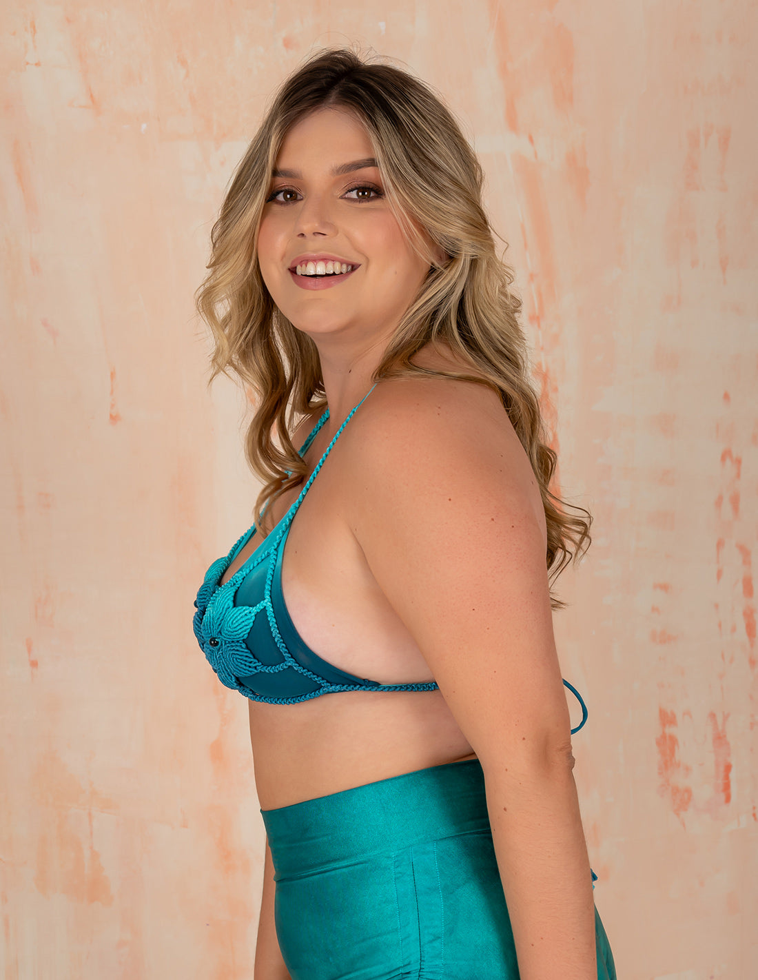 Top Love Me Love Me Knot Turquoise + Green Algea. Bikini Top Con Macramé Y Teñido A Mano Color Turquoise + Green Algea. Entreaguas