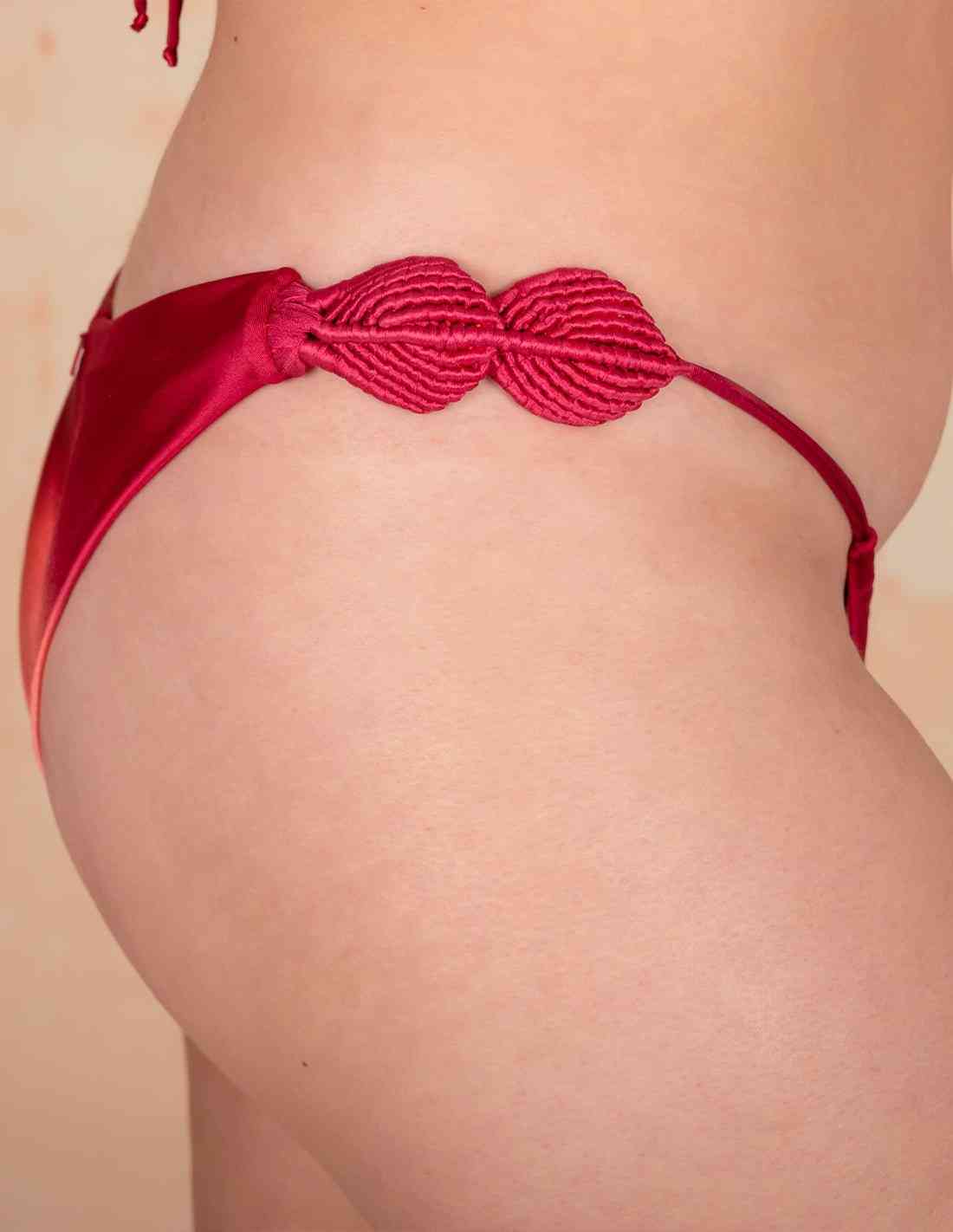 Panty Move Salmon Flower + Burgundy. Panty De Bikini Con Macramé Y Teñido A Mano Color Salmon Flower + Burgundy. Entreaguas