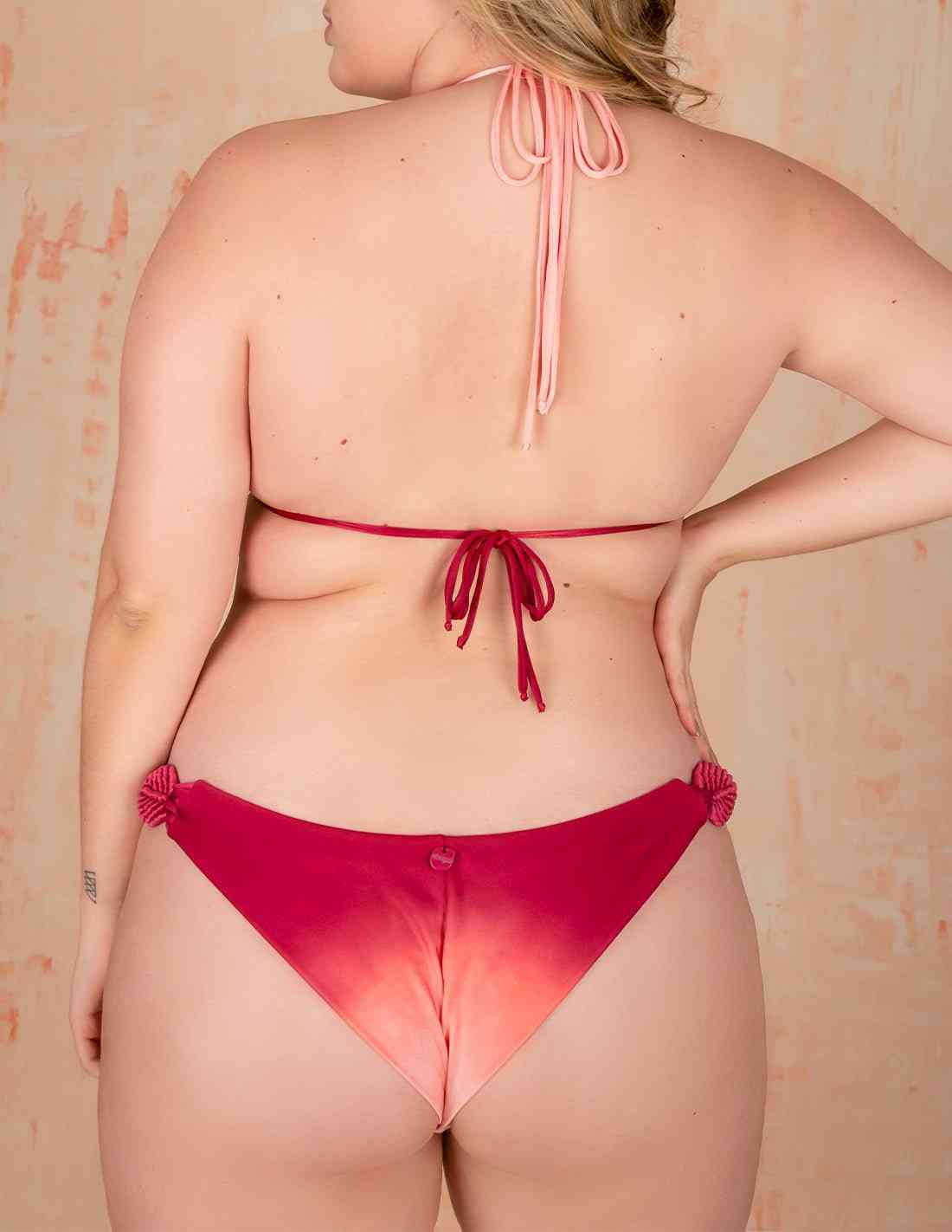 Panty Move Salmon Flower + Burgundy. Panty De Bikini Con Macramé Y Teñido A Mano Color Salmon Flower + Burgundy. Entreaguas