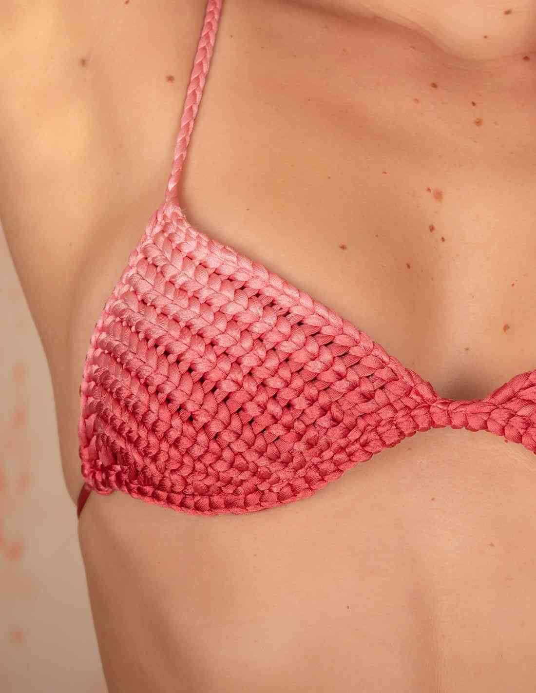 Top Chiflarte Faded Red Flower. Bikini Top Con Macramé Y Teñido A Mano Color Faded Red Flower. Entreaguas