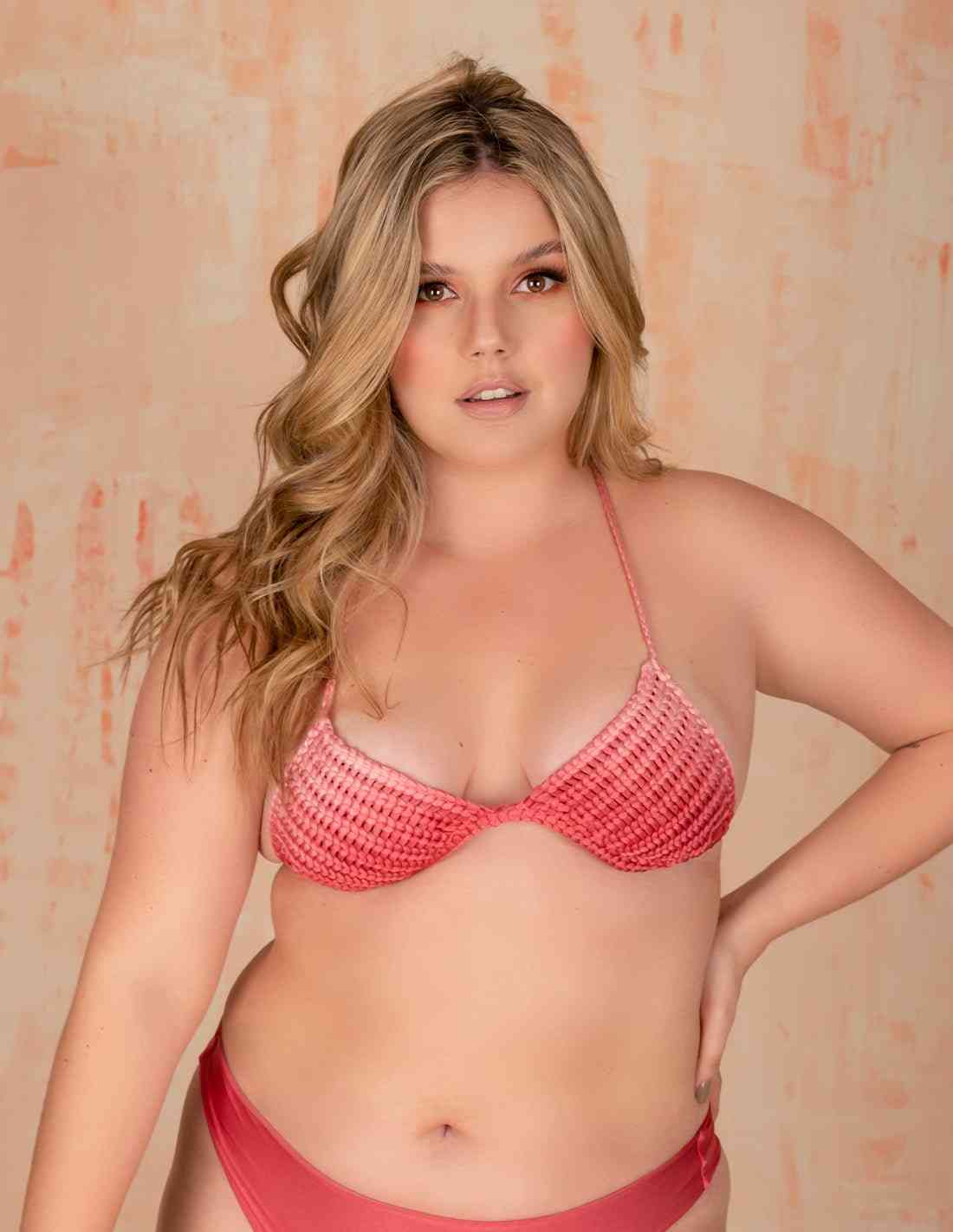 Top Chiflarte Faded Red Flower. Bikini Top Con Macramé Y Teñido A Mano Color Faded Red Flower. Entreaguas