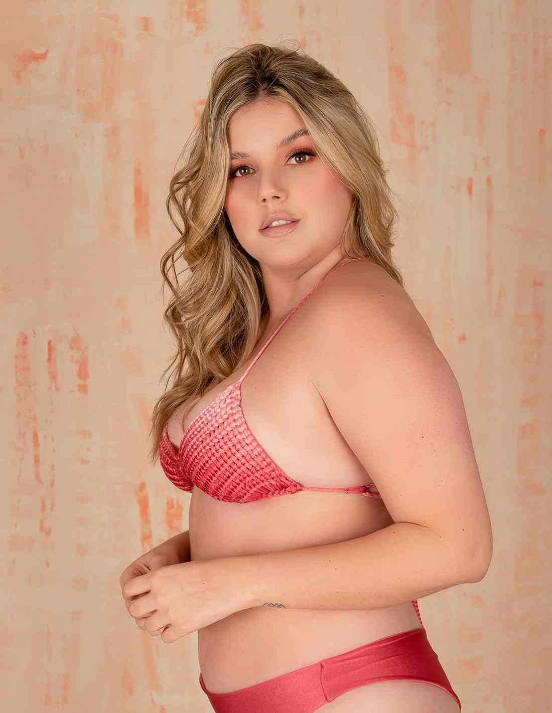 Top Chiflarte Faded Red Flower. Bikini Top Con Macramé Y Teñido A Mano Color Faded Red Flower. Entreaguas