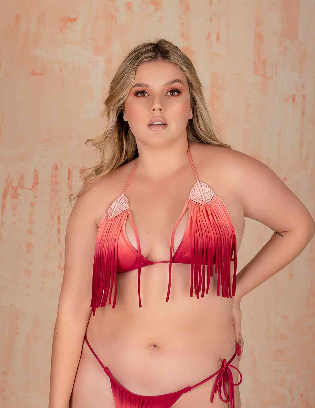 Top Move Salmon Flower + Burgundy. Bikini Top Con Macramé Y Teñido A Mano Color Salmon Flower + Burgundy. Entreaguas