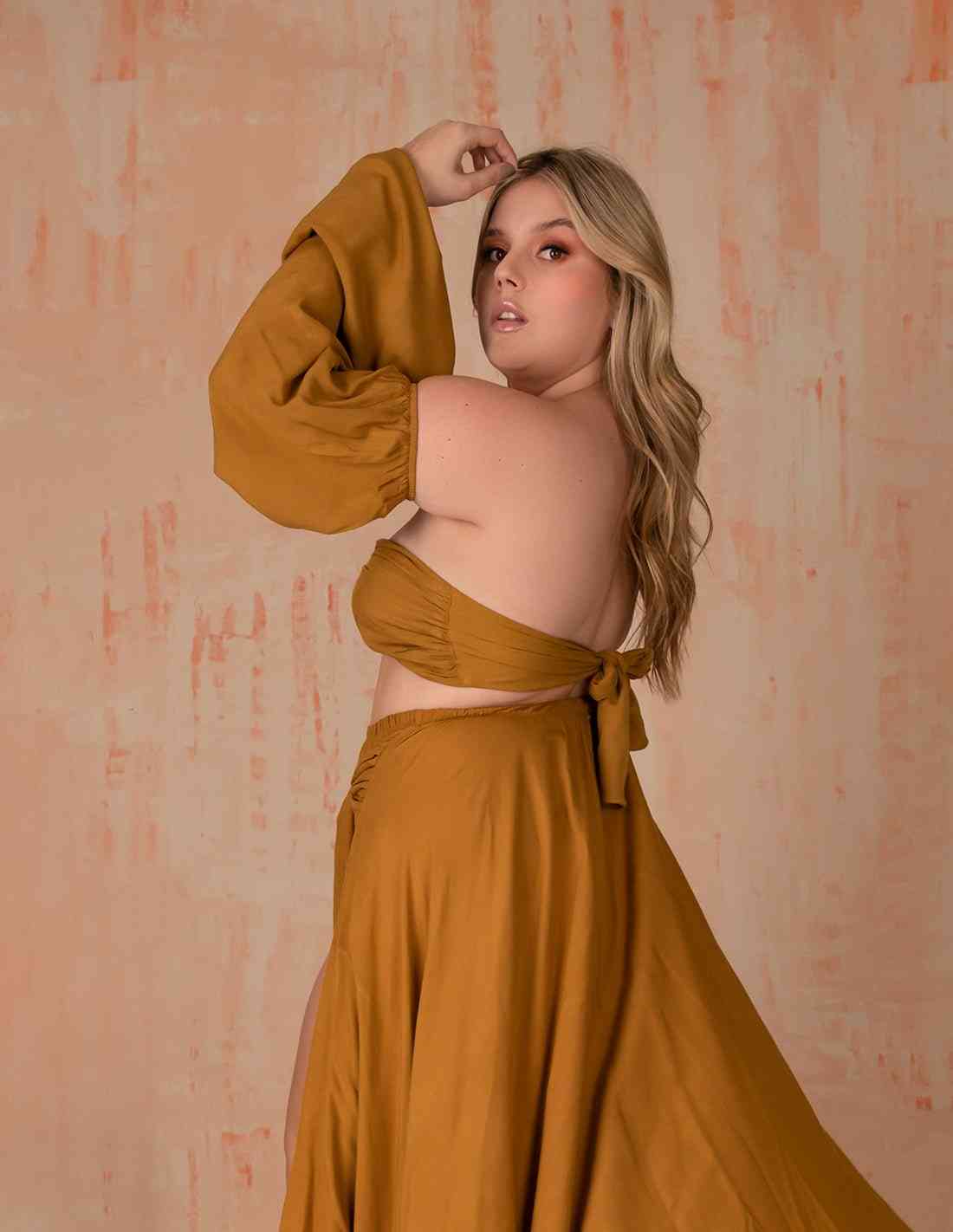 Croptop Mystical Dorado. Croptop Teñido A Mano Color Dorado. Entreaguas