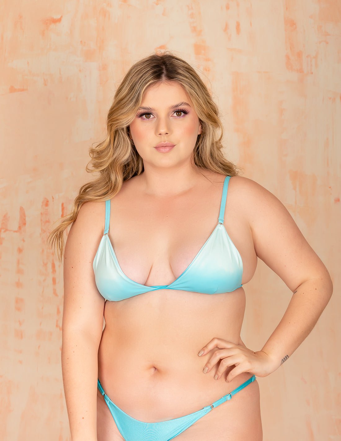 Top Sun Mind Blue. Bikini Top Teñido A Mano Color Mind Blue. Entreaguas