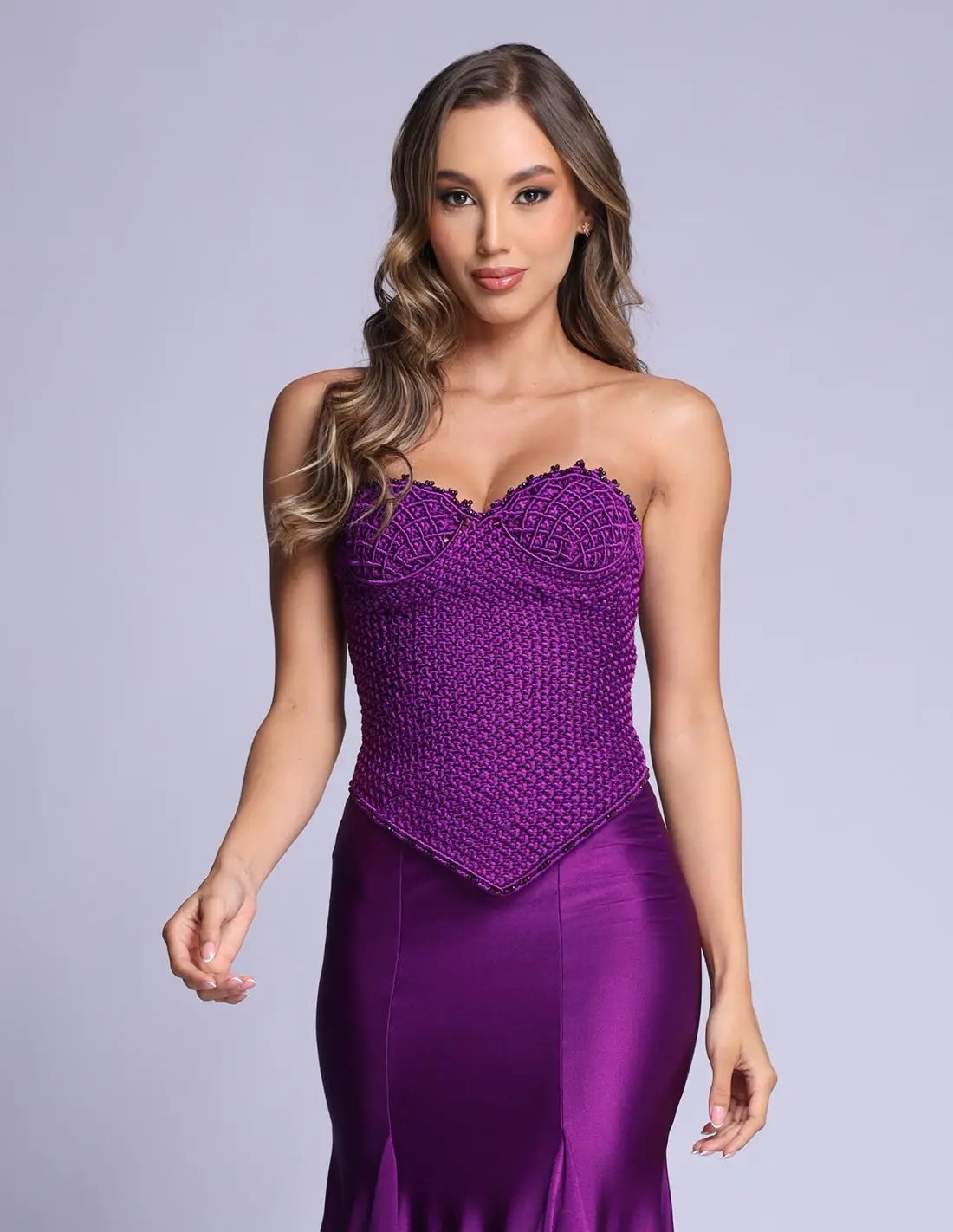 Crop Top Allure Purpura. Crop Top Con Macramé Y Teñido A Mano Color Purpura. Entreaguas