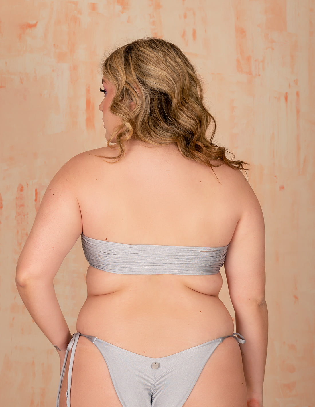 Top Mountain Plateado. Bikini Top Teñido A Mano Color Plateado. Entreaguas