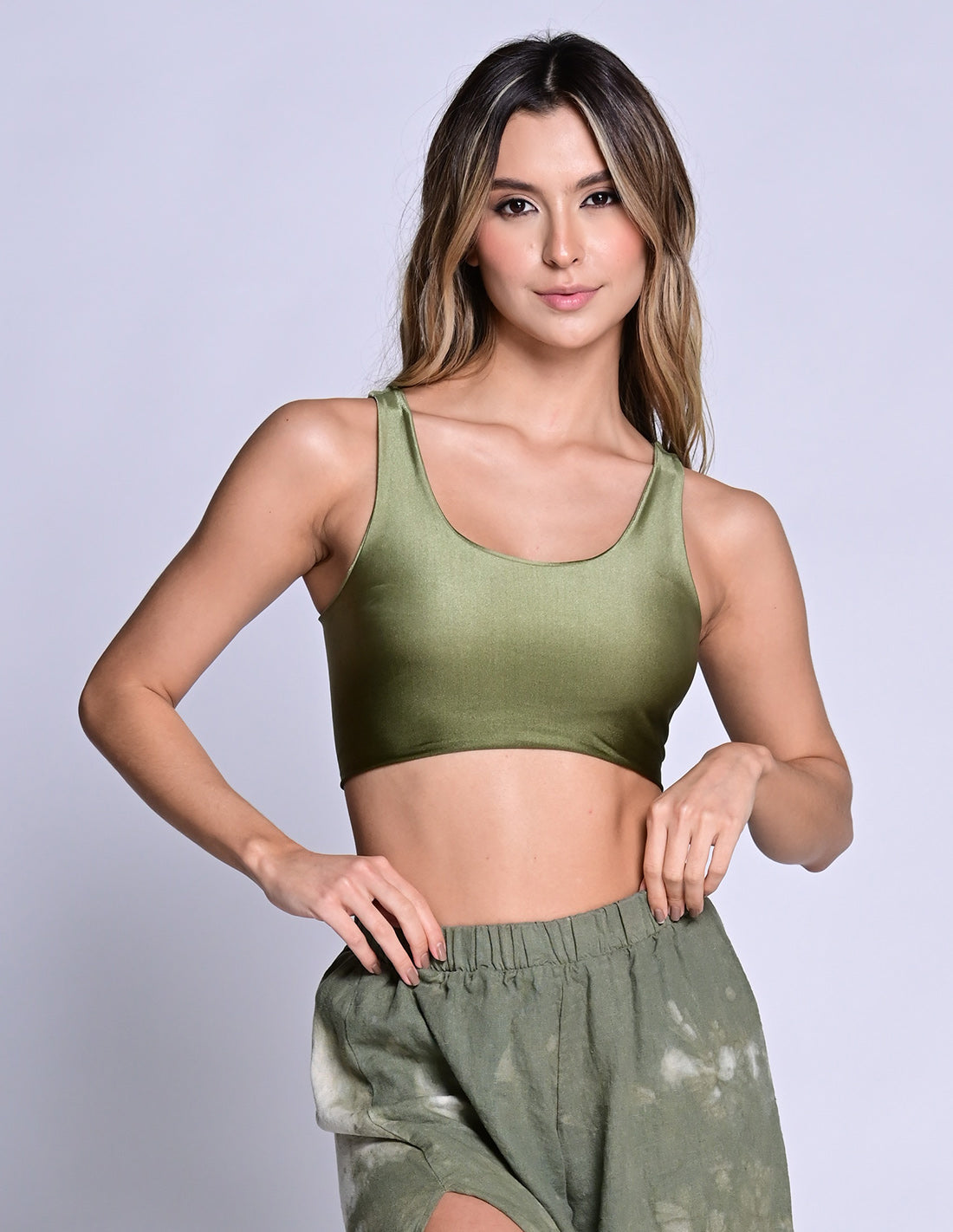 Crop Top Hebe Faded Army Green. Crop Top Teñido A Mano Color Faded Army Green