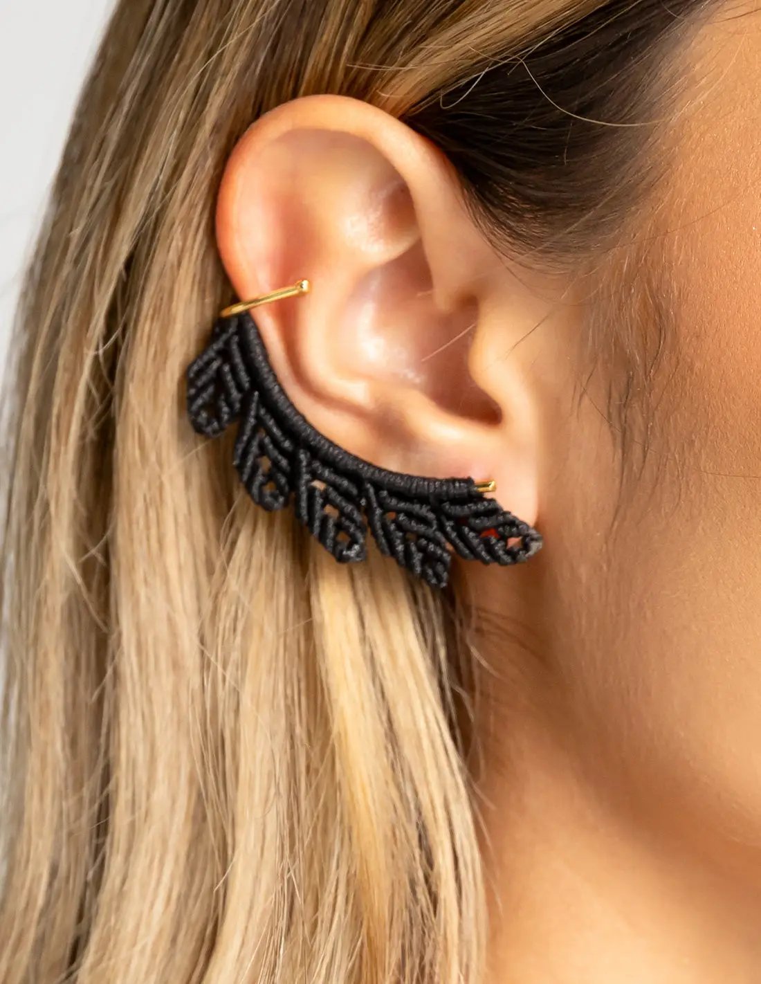 Ear Cuff Regal Negro. Ear Cuff Color Negro. Entreaguas