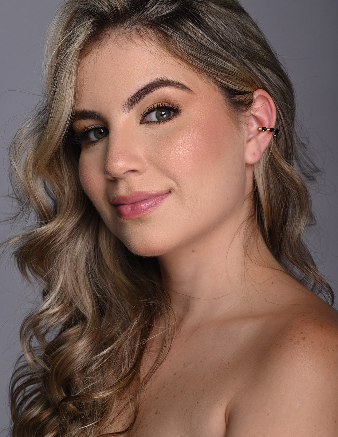 Ear Cuff Jazmin Negro. Ear Cuff Color Negro. Entreaguas