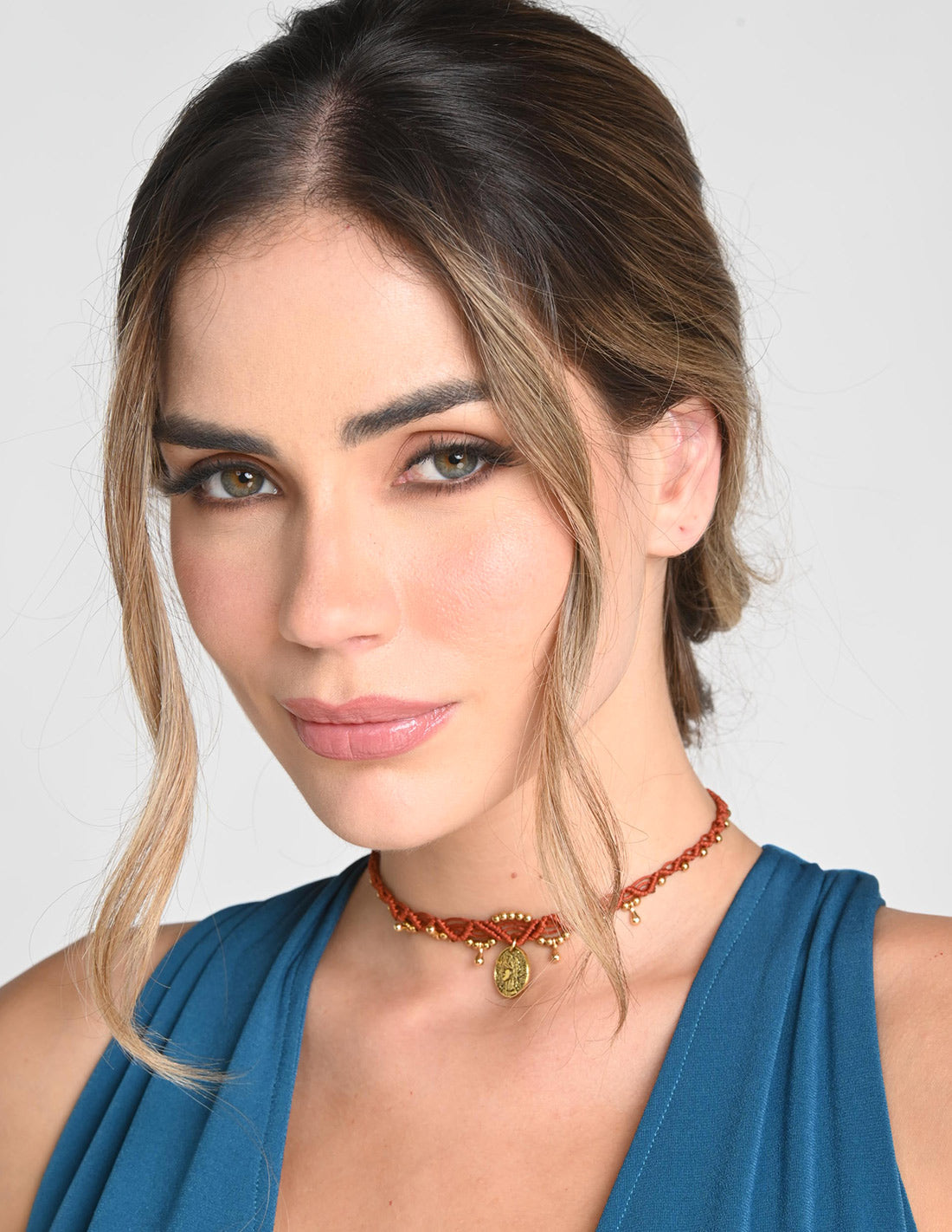 Choker Lía Brown. Choker Color Brown