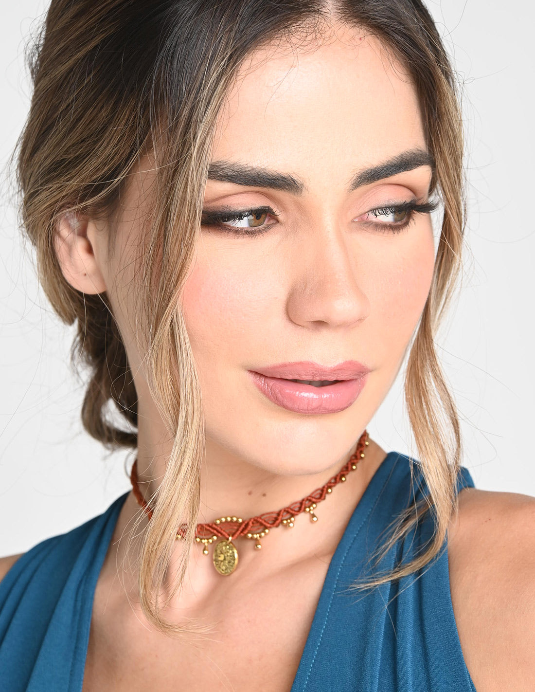 Choker Lía Brown. Choker Color Brown