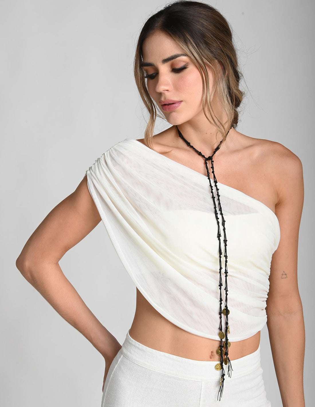 Collar Inari Negro. Collar Color Negro