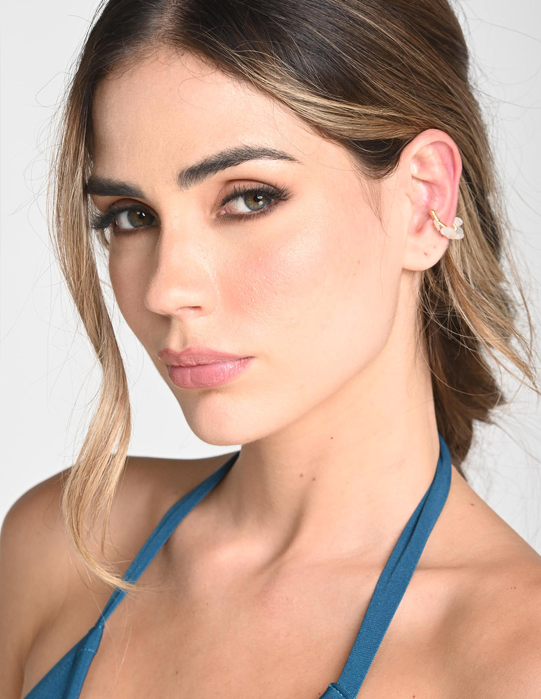 Ear Cuff Nala Moonstone + Ivory. Ear Cuff Color Moonstone + Ivory