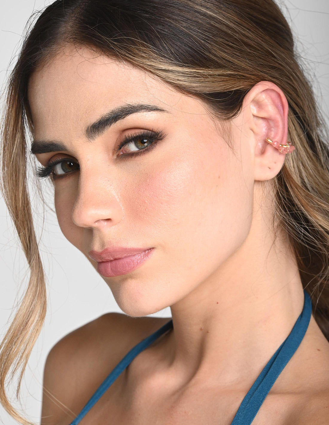 Ear Cuff Nala Cuarzo + Cherry. Ear Cuff Color Cuarzo + Cherry