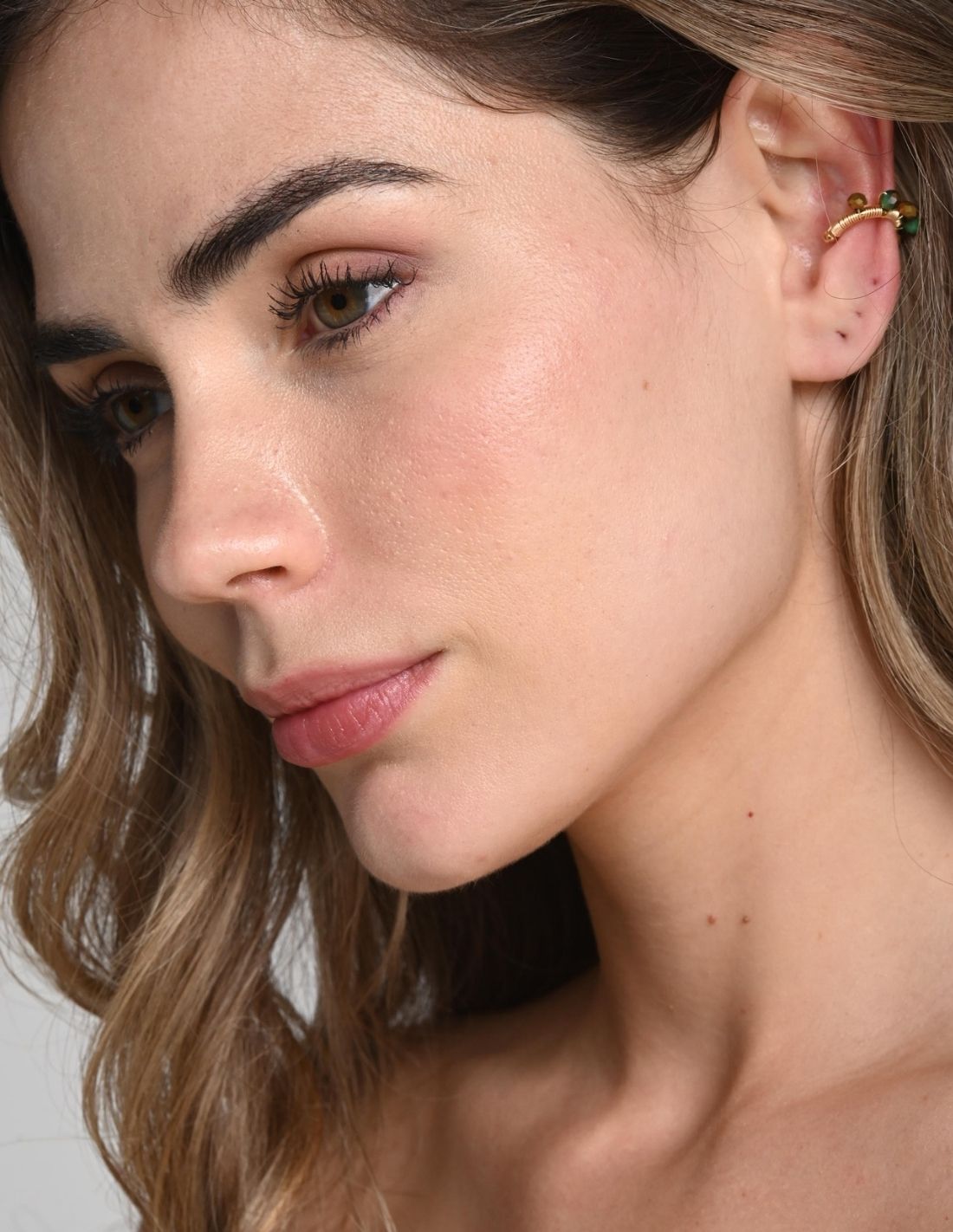 Ear Cuff Jazmin Emerald Green + Golden. Ear Cuff Color Emerald Green + Golden
