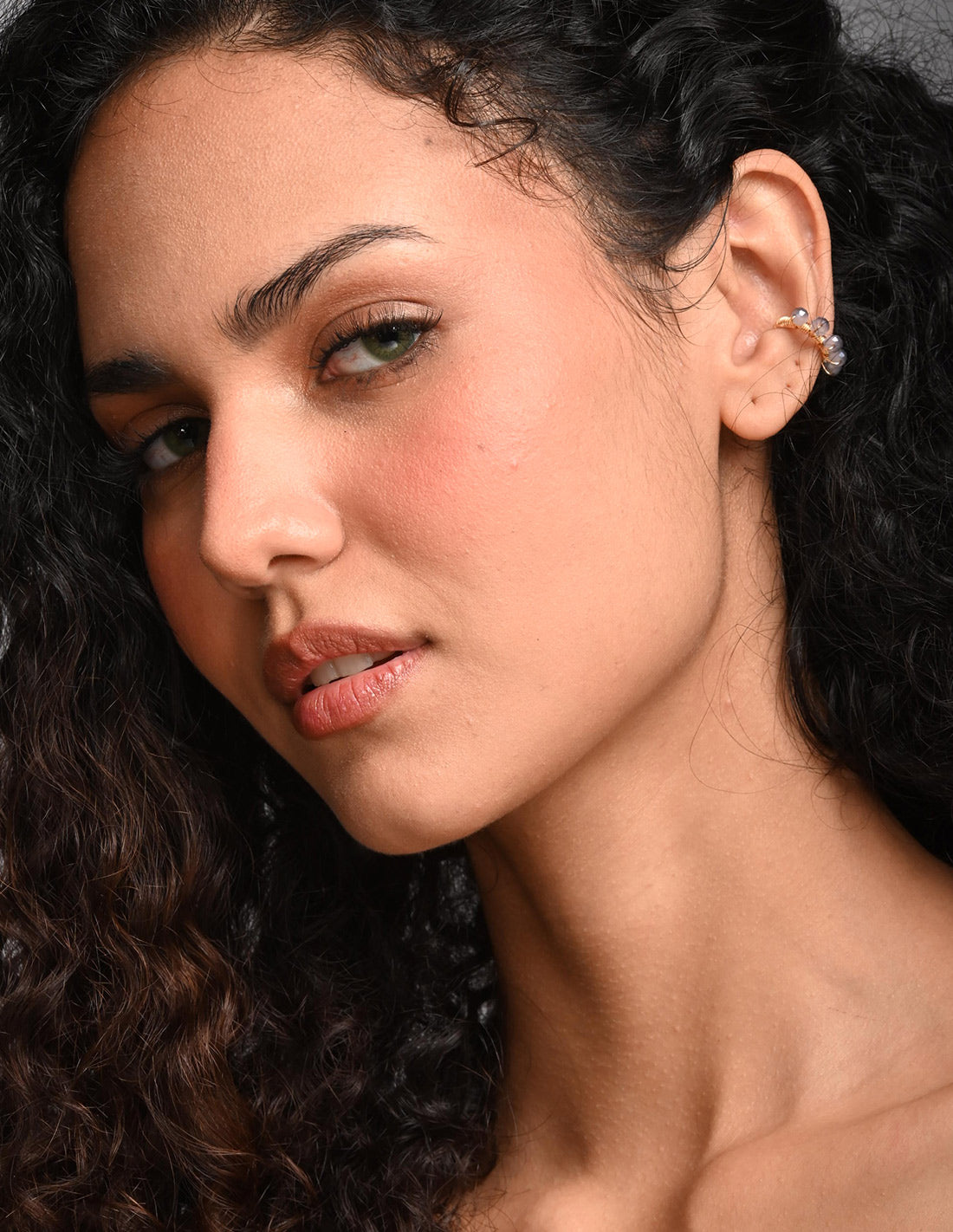 Ear Cuff Jazmin Lilac Tornasol. Ear Cuff Color Lilac Tornasol