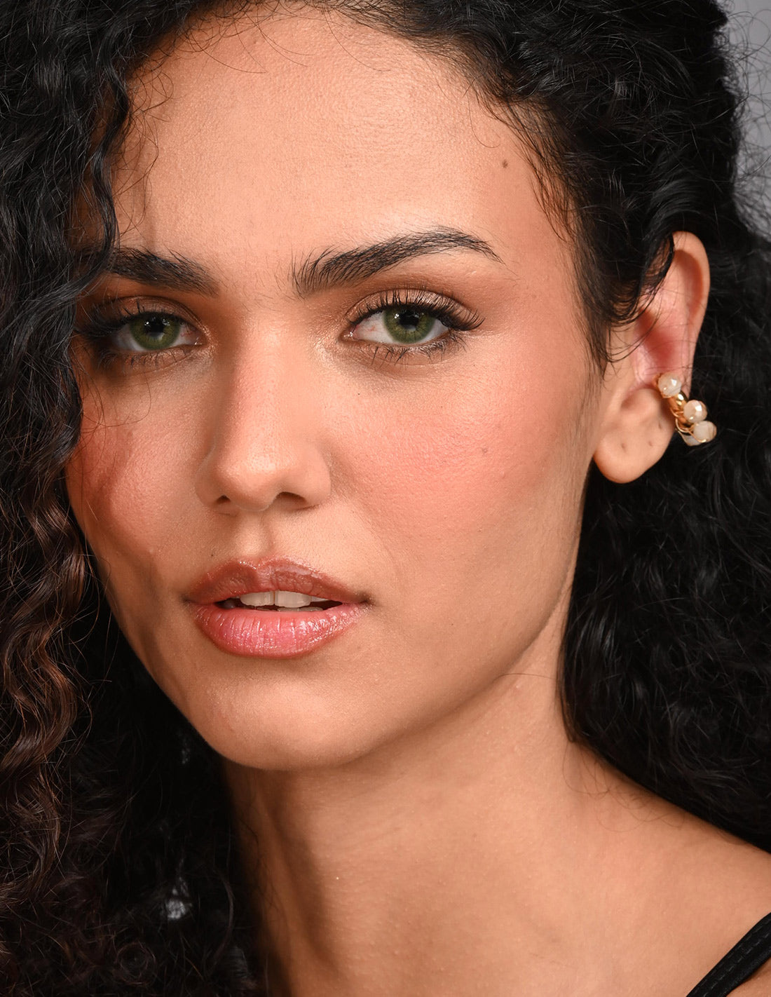Ear Cuff Coil Murano Beige. Ear Cuff Color Beige