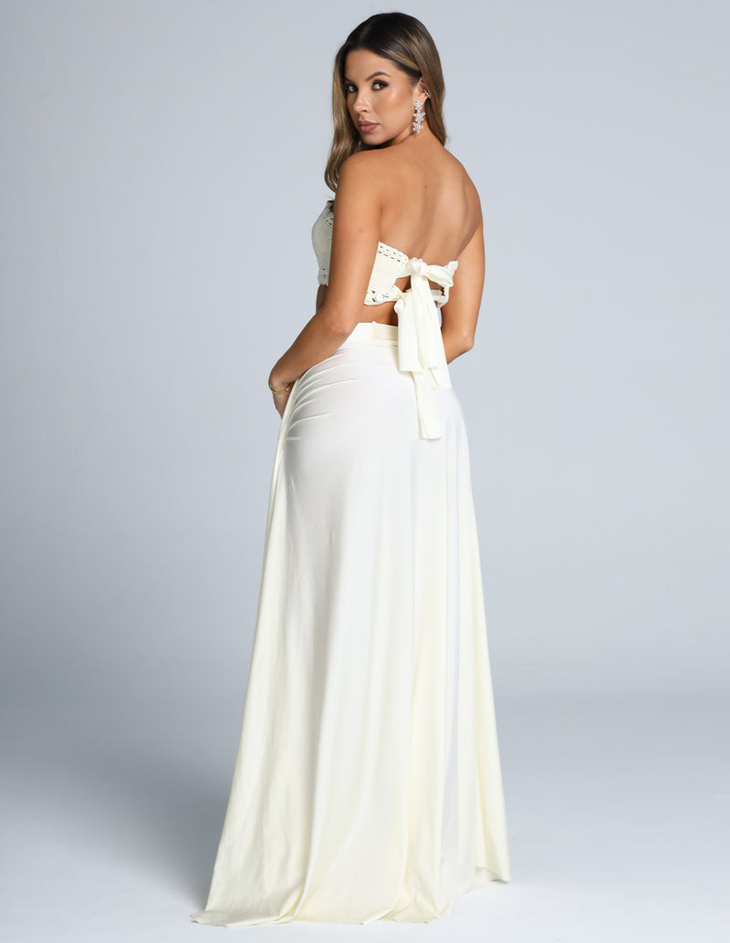 Outfit: Crop Top Lovar & Falda Prega Marfil