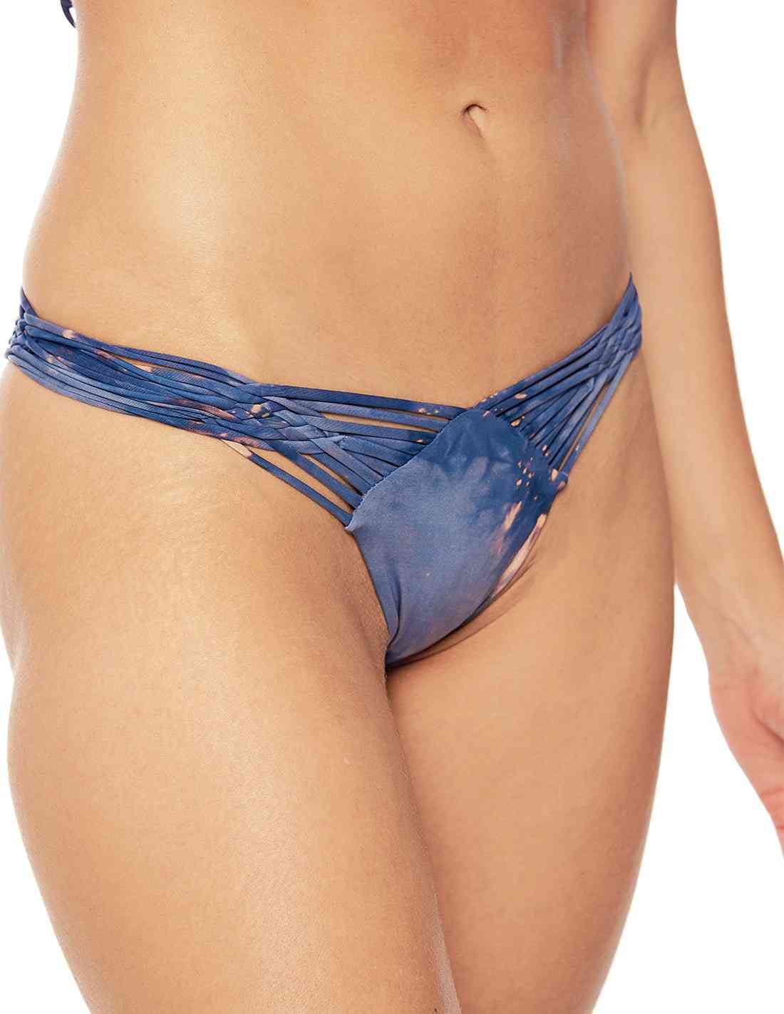 Panty Reflex Gris Coral. Panty De Bikini Con Macramé Y Teñido A Mano Color Gris Coral. Entreaguas