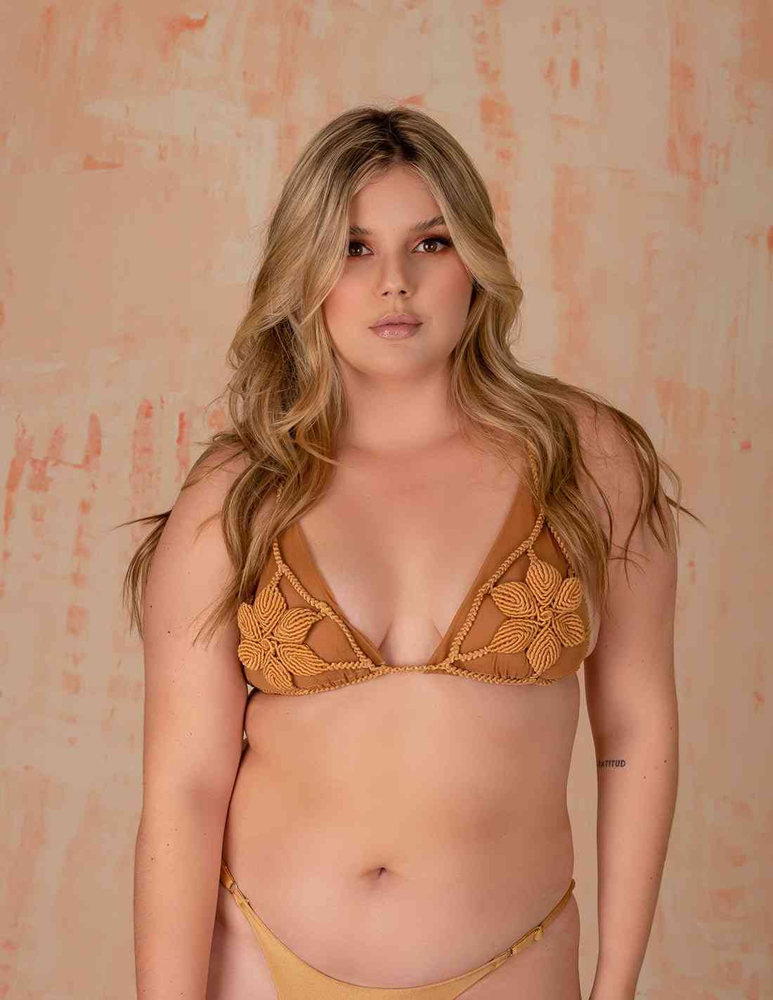 Top Love Me, Love Me Knot Dorado. Bikini Top Con Macramé Y Teñido A Mano Color Dorado. Entreaguas