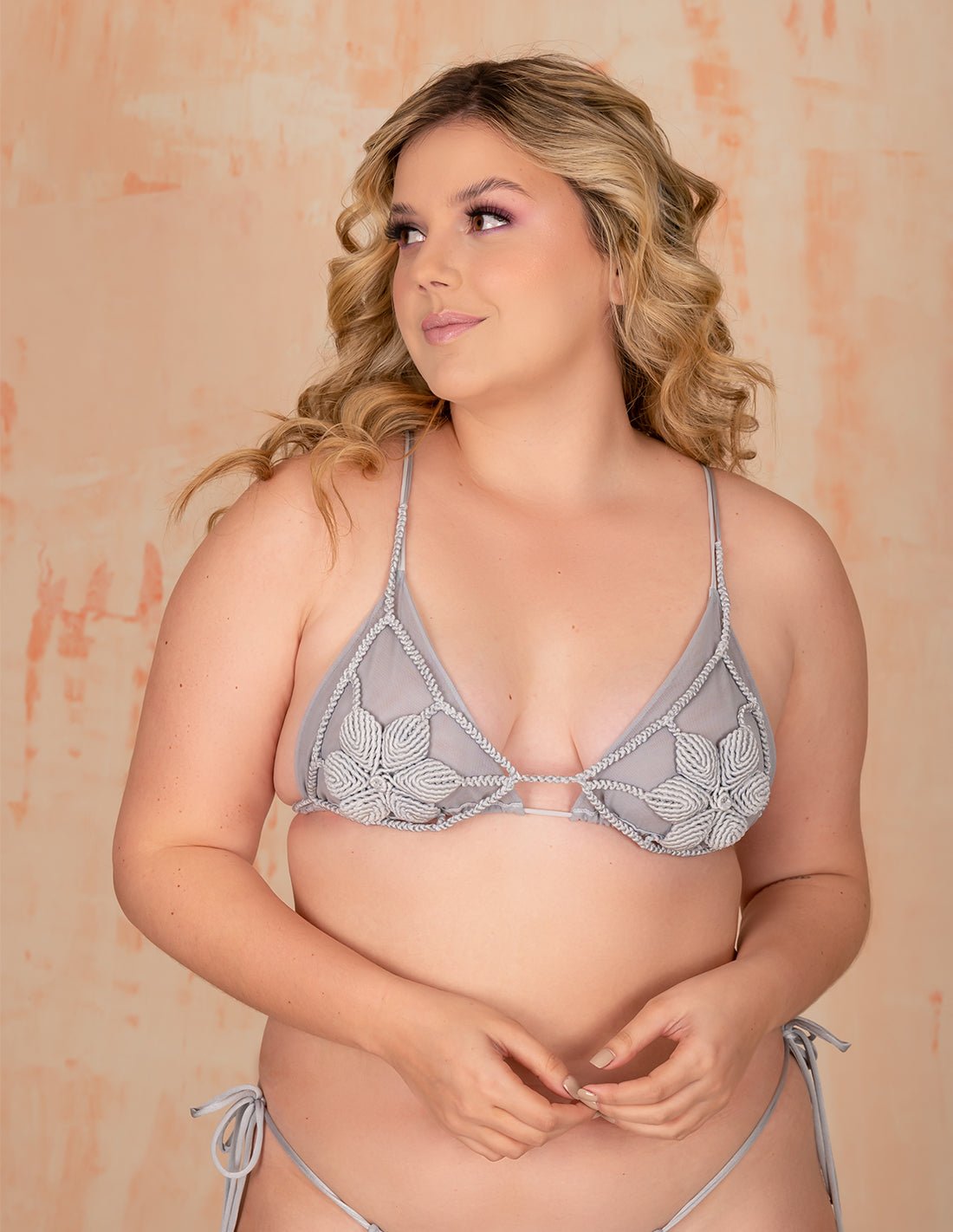 Top Love Me Love Me Knot Plateado. Bikini Top Con Macramé Y Teñido A Mano Color Plateado. Entreaguas