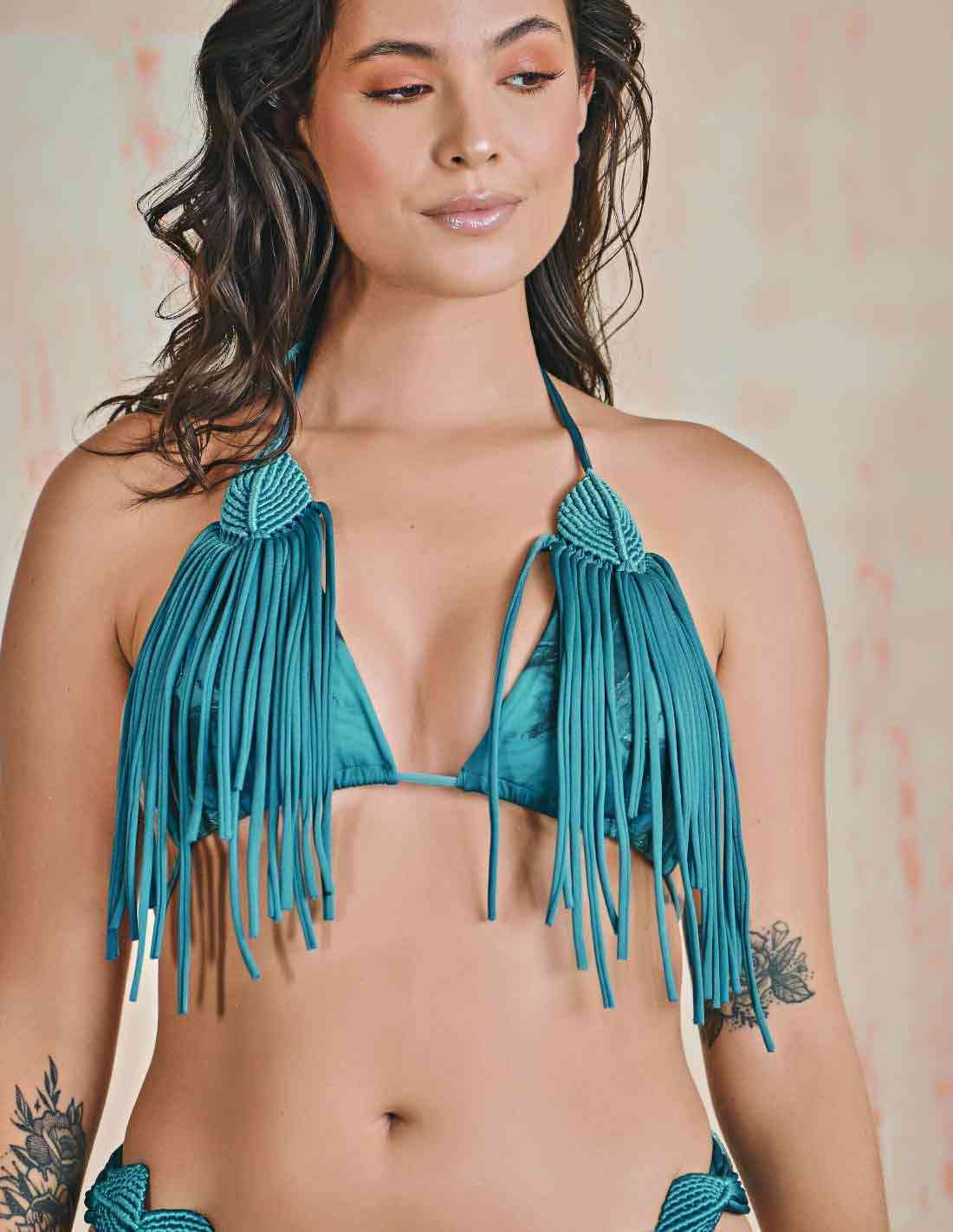 Top Move Atacama. Bikini Top Con Macramé Color Atacama. Entreaguas