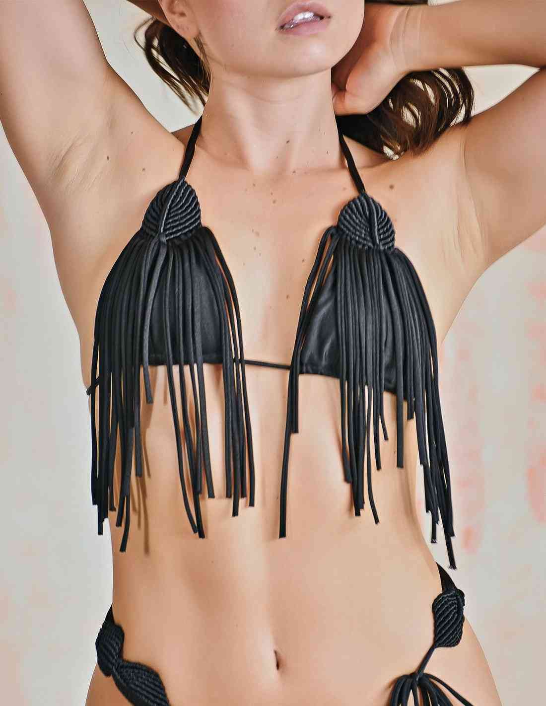Top Move Negro. Bikini Top Con Macramé Color Negro. Entreaguas