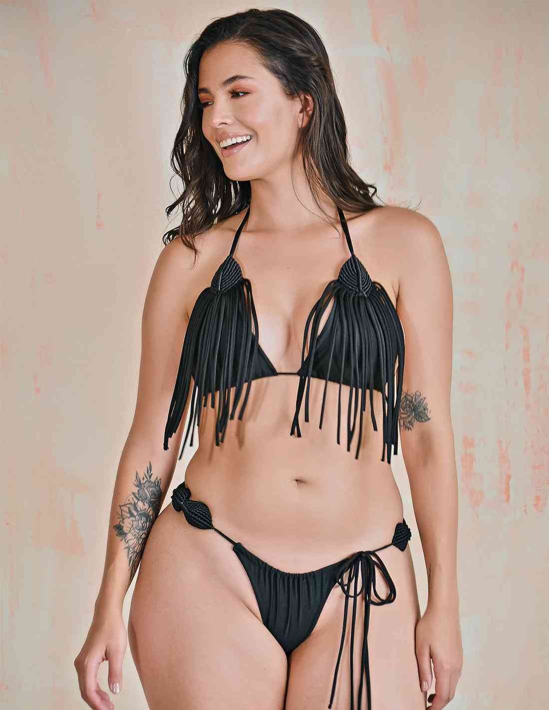 Top Move Negro. Bikini Top Con Macramé Color Negro. Entreaguas