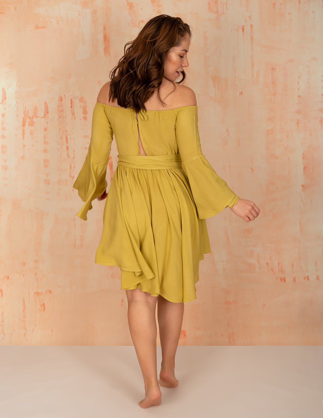 Vestido Butterfly Mind Olive. Vestido Teñido A Mano Color Mind Olive. Entreaguas